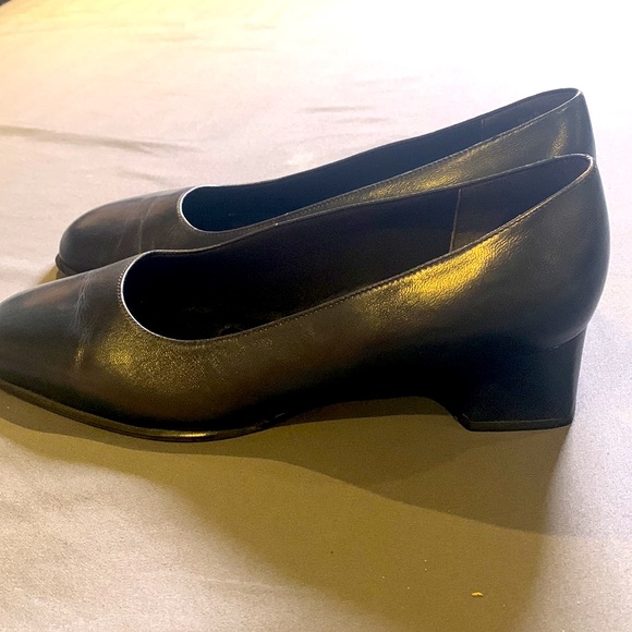 Easy Spirit size 9 1/2 black shoes. Heels are 1.75 inches in height - Picture 2 of 5